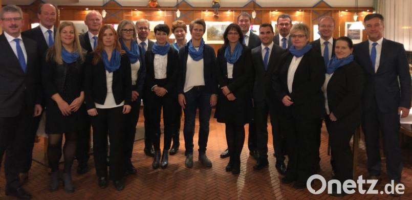 Die Vorstände der Raiffeisenbank Oberpfalz NordWest eG ehren zahlreichen Jubilaren für ihre langjährige Treue zur Genossenschaft. Bild: mez