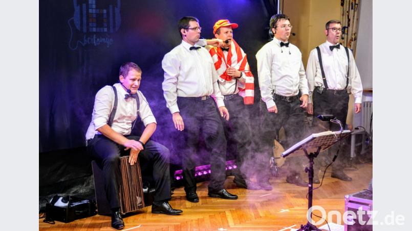 Bertomijo-Konzert in Ehenfelder Pfarrsaal. Auch Donald Trump wurde musikalisch parodiert. Bild: fdl