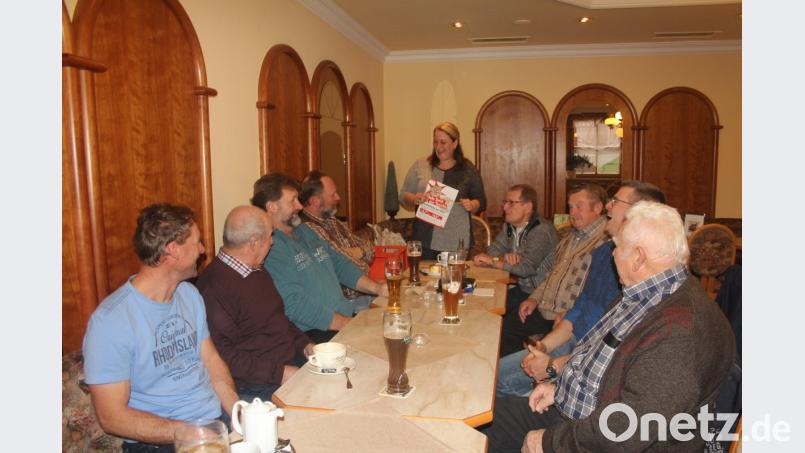 Gewerkschaftssekretärin Petra Katens (stehend) erläuterte ihren Kollegen von der IG Bau den ausgehandelten Tarifvertrag 2018. Dabei sei für die Beschäftigten im Bauhauptgewerbe viel erreicht worden. Bild: frd