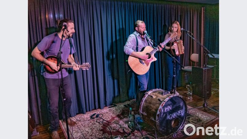 Stefan Krause (Mitte), Lisa Seifert und Chris Sauer begeistern am Donnerstagabend auch nach einer Ochsentour von 130 Gigs mit neuem und frischen Folkrock mit eingängigem Pop-Appeal. Erst nach vier Zugaben durfte die Band von der Bühne. Bild: Jörg Otto