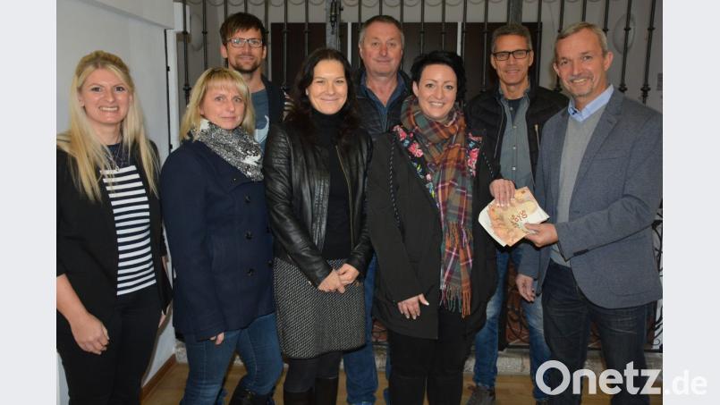 Die Spendenübergabe mit (von links) Maria Frank, Birgit Gmeiner, Wolfgang Pötzl und stellvertretender Amtsleiterin Yvonne Reitzenstein (alle Finanzamt), Edgar Wenisch und Franziska Walenta (beide &quot;Kopf hoch&quot;) sowie Erich Rieß und Personalratsvorsitzendem Gilbert Altmann (beide Finanzamt). Bild: jr