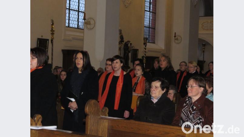 Singend zogen die Mitglieder der beiden Chöre zu Beginn nach vorne zum Altar. Bild: ubb