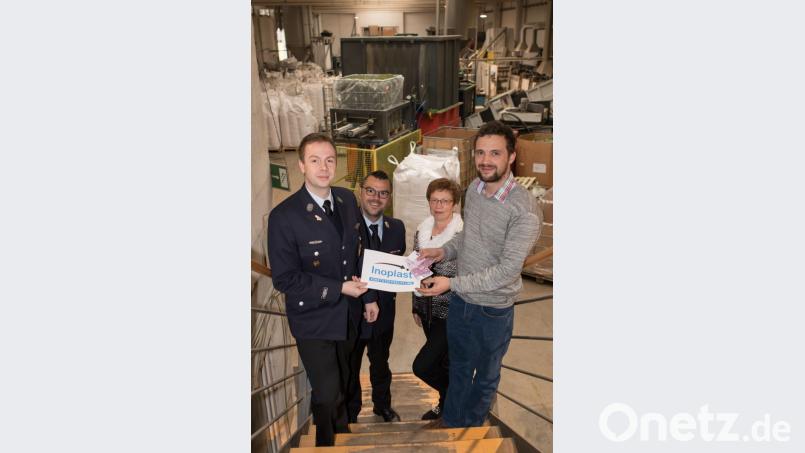 Bei der Spendenübergabe bekommen die Feuerwehrlermitglieder einen Einblick in die Betriebshallen des modernen Kunststoffrecycling Unternehmens Inoplast. Bild: dtr