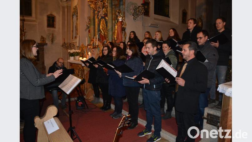 „Grazie a Dio“ um Leiterin Michaela Burger, unterstützt von Christoph Habel am E-Piano, gab am Samstag in der Leonberger Pfarrkirche ein beeindruckendes Konzert. Bild: jr