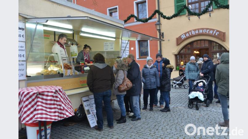 Einzig am Bratwurststand von Armin Gollwitzer aus Neustadt/WN bildeten sich lange Warteschlangen. Jeder wollte in den Genuss einer Bratwurst kommen - von der Stadt spendiert. Bild: dob
