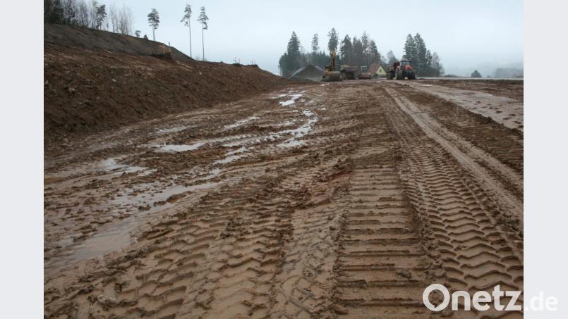 Die Straße bei Eppenhof wird nach links - nach Norden - verschoben, dadurch wird der Radius der Kurve geringer und später leichter befahrbar. In dieser Kurve starb vor Jahren bei einem Unfall ein junger Mann. Bild: roh