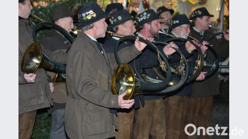 Die Grenzland-Jagdhornbläser eröffnen den Adventsmarkt auf dem Schloss-Areal. Bild: dob