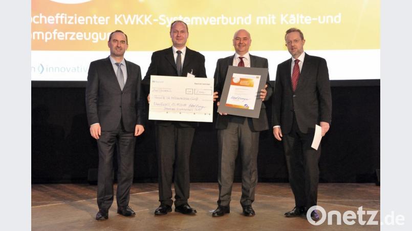 Minister Hubert Aiwanger (links) und Ministerialdirigent Rudolf Escheu (rechts) überreichten Horst Hübner, Leiter Werke (Mitte links) und Geschäftsführer Michael Ascherl (Mitte rechts) stellvertretend für unser Unternehmen die Auszeichnung für den Energiepreis 2018 in der Kategorie „Energieeﬃzienz“. Bild: exb/S. Wawarta