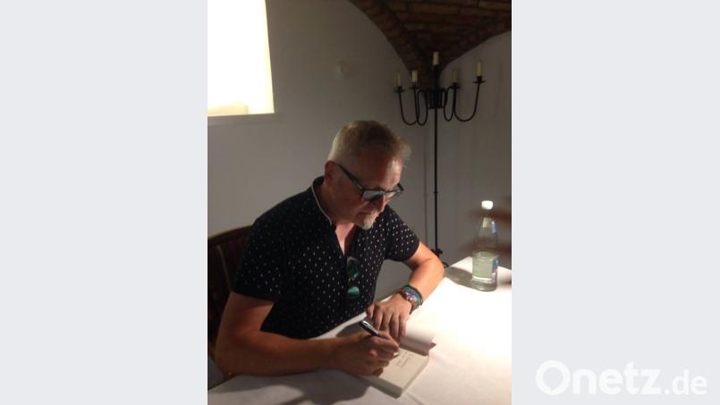 Thomas Bäumler liest im historischen Stallgewölbe aus seinem Buch. Bild: exb