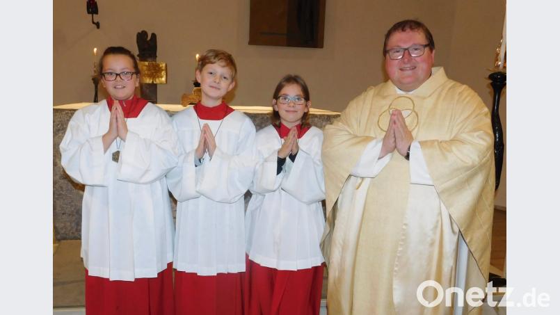 Einen nicht immer leichten, aber erfüllenden Dienst prophezeit Pfarrer Sven Grillmeier (rechts) den neuen Ministranten. Bild: hai