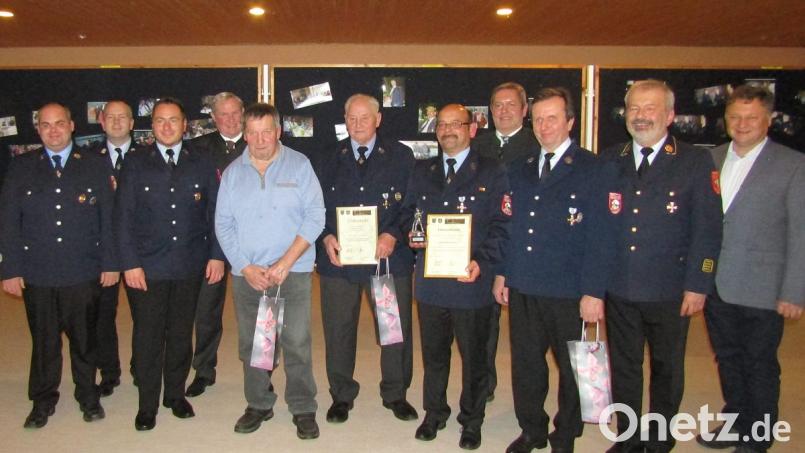 Das Jubiläumsfoto mit den Geehrten (von links): Kommandant Xaver Leipold, Kreisbrandmeister Michael Schmidt, Vorsitzender Bernhard Frohnhöfer, stellvertretender Landrat Martin Weiß, Ludwig Trenz, Hans Lindner, Ehrenkommandant Wilfried Heberl, Bürgermeister Joachim Neuß, Steffen Pietzsch, Kreisbrandrat Fredi Weiß und der städtische Feuerwehrbeauftagte Josef Lehner. Bild: sck