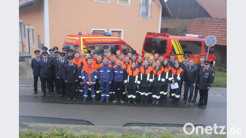 32 Feuerwehranwärter aus 7 Feuerwehren unterzogen sich von Februar bis November in 120 Stunden der Modularen Truppmannausbildung. Für diesen Zeitaufwand bedankten sich (von rechts) Kreisbrandinspektor Richard Fleck, die Bürgermeister Martin Prey (Niedermurach) und Norbert Eckl (Teunz). Bild: frd