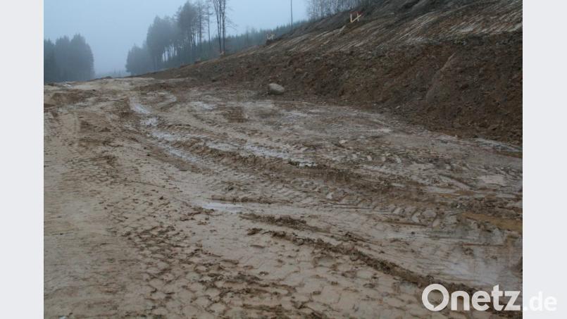 Die Straße bei Eppenhof wird nach links - nach Norden verschoben - dadurch wird der Radius der Kurve geringer und später leichter befahrbar. In dieser Kurve starb vor Jahren bei einem Unfall ein junger Mann. Bild: roh