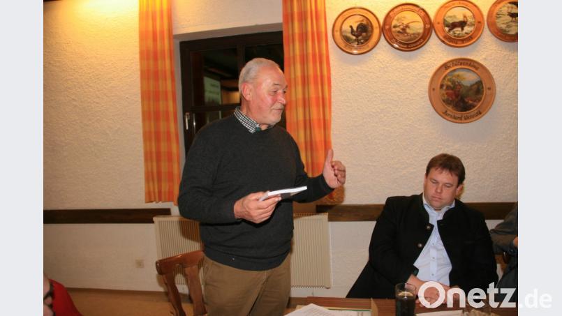 Durch den Abend leitet „Steinwaldia“-Vorsitzender Norbert Reger (links). Zu Gast ist Bezirksheimatpfleger Dr. Tobias Appl (rechts). Bild: wro