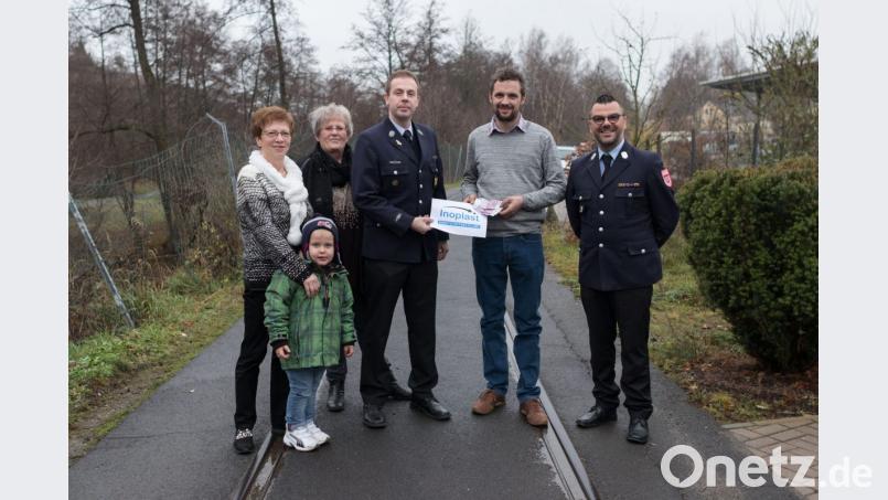 Eine Spende von 1500 Euro übergibt Inoplast-Betriebsleiter Alexander Müller an den Vereinsvorsitzender Christian Münchmeier von der Feuerwehr Windischeschenbach. Bild: dtr