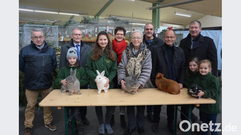 313 Kaninchen waren am Wochenende bei der 34. Kreisschau und 50. Konnersreuther Lokalschau in den Hallen der Firma RK-TEC zu bestaunen. Bei der Eröffnung am Samstagvormittag mit dabei waren (von links) Bezirksvorsitzender Wolfgang Schreiber, Bürgermeister Max Bindl, Sophie Zandt, Inge Härtl, Hannelore Bienlein-Holl, Kreisvorsitzender Wolfgang Gründl, Dr. Alfred Scheidler und Reinhard Wurm. Sowie einige Jungzüchter mit ihren erfolgreichen Kaninchen. Bild: jr
