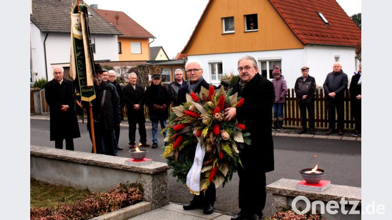 Ehrenvorsitzender Horst Witzl (rechts) und Stadtrat Norbert Freundorfer legen am Totensonntag einen Kranz am Mahnmal nieder. Bild: R. Kreuzer