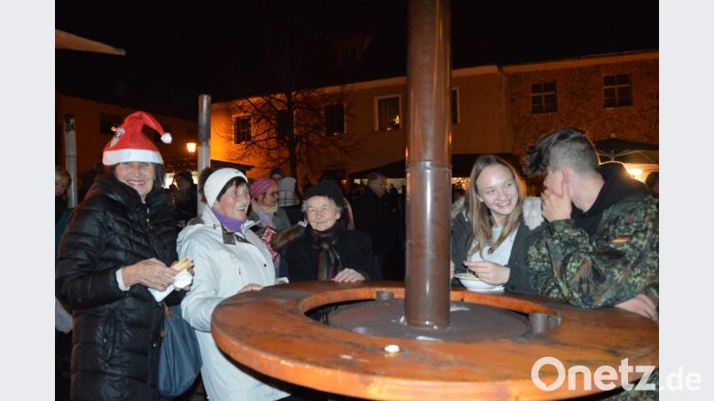 Am Kanonenofen lies es sich gut plaudern. Bild: bej