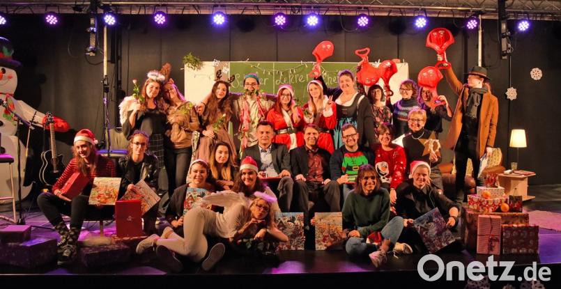 Die Kunst der schnellen Worte beherrschen sie alle. Schüler, Ehemalige und Lehrer überzeugen beim „(Anti-)Weihnachtsslam“ der FOS/BOS. Bild: Claudia Köppel