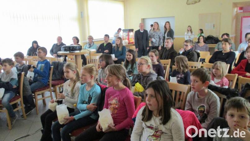 Gut besucht ist der kostenlose Familienfilmtag vom „Bündnis für Familie im Landkreis Tirschenreuth“ in der Rektor-Haindl-Aula in Neusorg. In der Mitte hinten, von links, stehend: Dr. Günther Fütterer, zweiter Bürgermeister, Sabine Frank vom Bündnis für Familie im Landkreis Tirschenreuth und Isabella Roth von der Beratungsstelle Kinder, Jugendliche und Eltern im Landkreis Tirschenreuth. Bild: kkl
