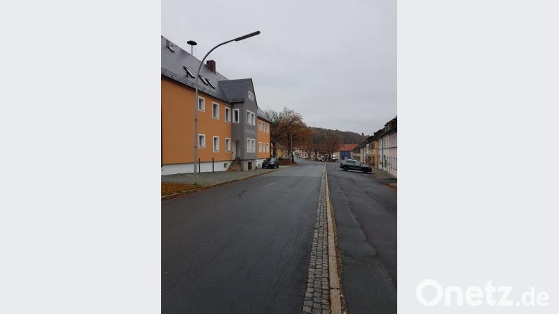 Der Istzustand südlich des Rathauses. Es besteht hier ein starkes Gefälle zu den Häusern hin. Dies birgt die Gefahr von Überschwemmungen bei starken Regenereignissen. Bild: ow