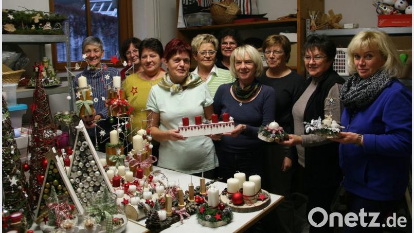 Seit Wochen laufen die Vorbereitungen zum 42. Adventsbasar auf Hochtouren. Mit vereinten Kräften sind die Bastelfrauen um Franziska Heindl (rechts) wieder damit beschäftigt, ein buntes Angebot an dekorativen Advents- und Weihnachtssachen vorzubereiten. Bild: wro