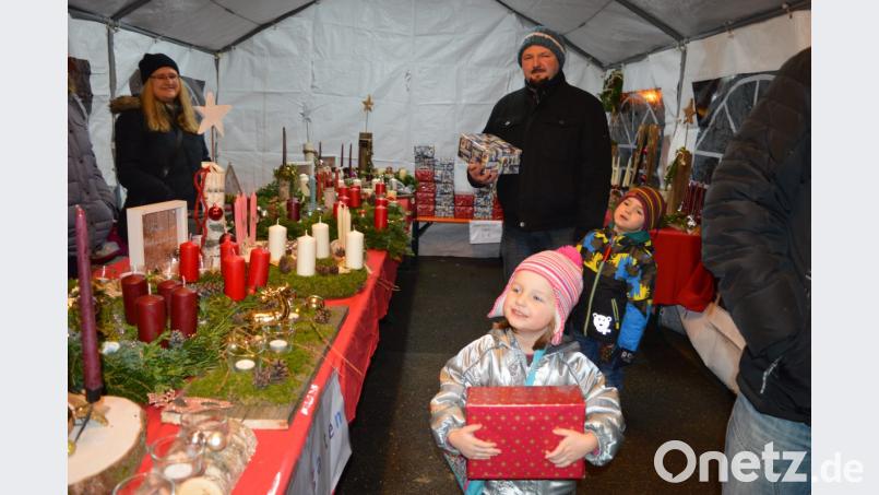 Einen richtigen Vorgeschmack auf Weihnachten gaben die Überraschungspakete am Kindergartenstand. Bild: bej