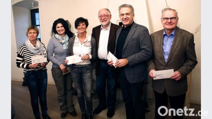 Anlässlich seines Geburtstags bat Bürgermeister Herbert Bauer (Dritter von rechts) um Geldspenden, die er nun an Sabine Preisinger (Kindergarten), Inge Dick (Grundschule Falkenberg) und Uschi Huber vom Förderzentrum Tirschenreuth (von links) weiterreichte. Umschläge mit Barem erhielten auch Gerhard Pöschl für die Burg und Roland Grillmeier (von rechts) für die "Lebenshilfe". Bild: wro