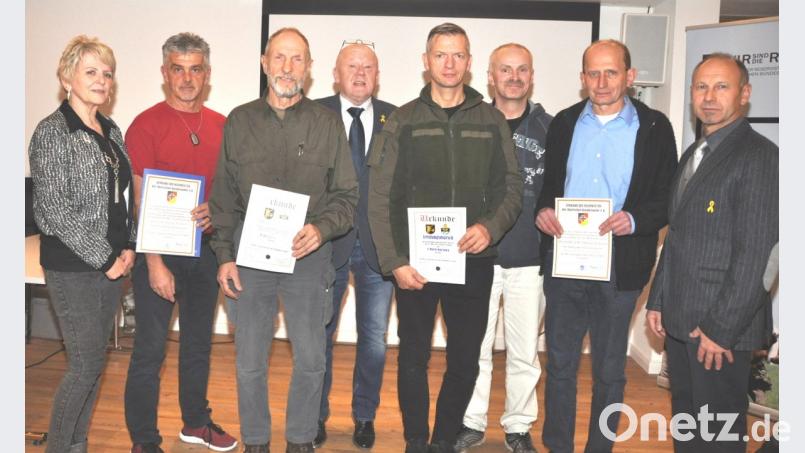 Kreisvorsitzender Manfred Zettl (rechts) und Kreisorganisationsleiter Günter Bogner (Vierter von links) nahmen die Ehrungen vor:
von links: Sekretärin Monika Müller, Wolfgang Nurtsch, Hermann Böhm, Mario Kurzawa, Jürgen Janku und Thomas Eckstein. Bild: es