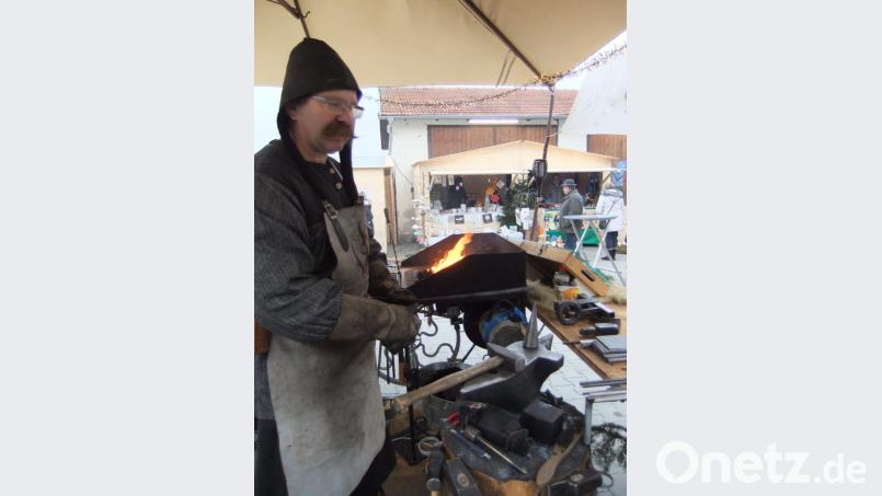 Jürgen Gruber, der Pittersberger Drachenschmied, beim Schmieden seiner kleinen Weihnachtsglöckchen. Bild: gm