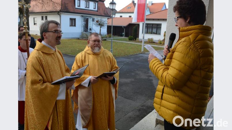 Pfarrgemeinderatssprecherin Silvia Sußmann hieß vor dem Kirchenportal den neuen Pfarrer Robert Ploß (Mitte) und Prodekan Martin Besold willkommen. Bild: jr