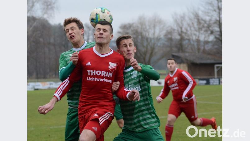Augen zu und durch: Der Pfreimder Philipp Schön (Mitte) setzt sich gegen einen Hutthurmer Sandwich zur Wehr. Das Spiel wurde am Sonntag vorzeitig abgebrochen. Bild: ham