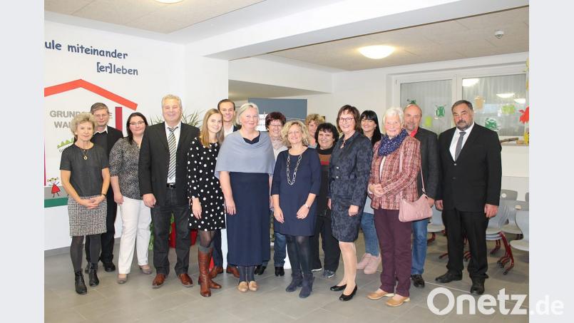 Carina Hartwig (Siebte von links) wird durch die neue Schulrätin Margit Walter(Vorne Mitte) in ihr Amt als Schulleiterin der Wolfgang-Caspar-Printz Grundschule eingeführt. Bild: fvo