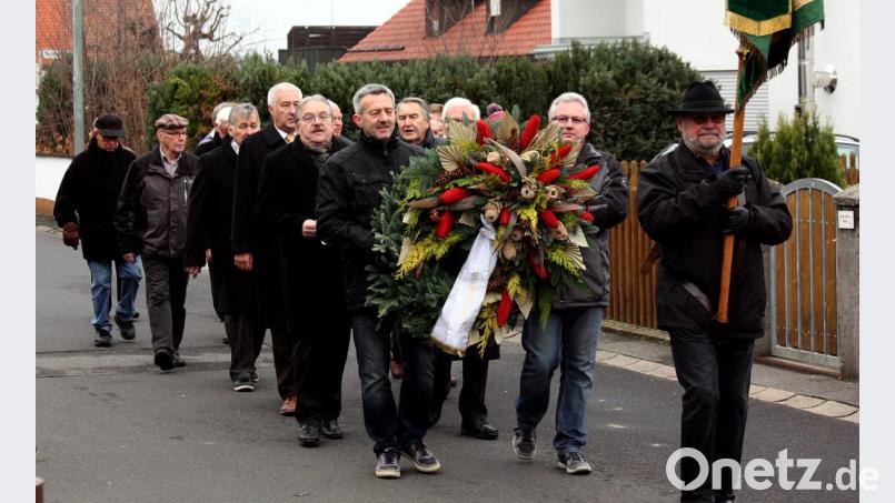 Schweigemarsch mit Fahne durch den Ortsteil. Bild: R. Kreuzer