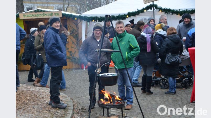 Am ersten Adventswochenende öffnet zum zehnten Mal in Folge &quot;Advent im Schloss&quot; die Tore. Bei den Oberlinder St.Thomas Schützen ist bestimmt wieder Herzhaftes im Kessel über dem Feuer. Bild: dob