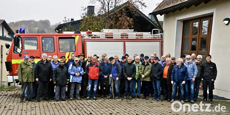 Die Freudenberger Wandergruppe übereicht Teamleiter Tobias Hirn (rechts) eine Spende von 300 Euro für die Ausbildung und Ausrüstung der First-Responder-Gruppe. Bild: bas