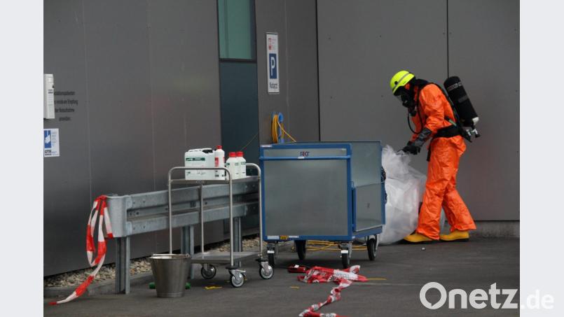 Stark ätzendes Desinfektionsmittel läuft in der Notaufnahme im Regensburger Krankenhaus St. Josef aus. Bild: Alexander Auer