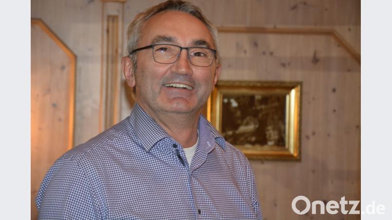 Baudirektor Georg Braunreuther stellte den Kondrauern die Projekte der Dorferneuerung vor. Bild: jr