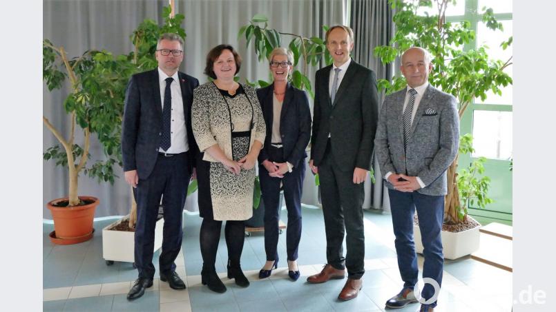 Zur Amtseinführung gratulieren Andrea Dechant (Zweite von links) Bürgermeister Michael Göth, Konrektorin Sabine Lubich, Schulrat Stephan Tischer und Personalrat Werner Winter (von links). Bild: wbe