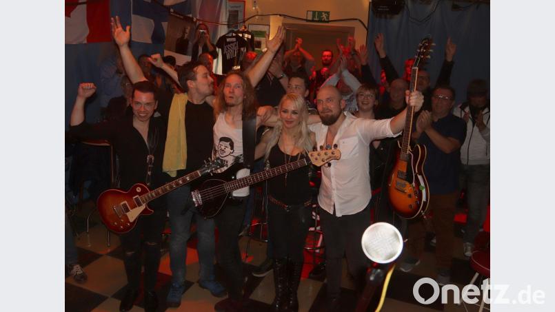 Ein tolles Konzert mit zwei Zugaben geben Jessica Wolff und ihre Band – sie bedanken sich artig beim jubelnden Publikum. Bild: mfh