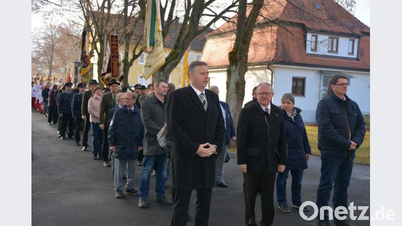 Mit einem kurzen Kirchenzug von der Grundschule zur Pfarrkirche begannen die Feierlichkeiten. Mit dabei waren Bürgermeister Ernst Neumann, die Gemeinderäte und zahlreiche Vereine. Bild: jr