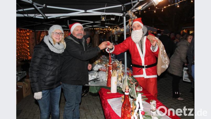 Auch Sankt Nikolaus schaut vorbei und serviert den Ausstellern eine Stärkung. Bild: pi