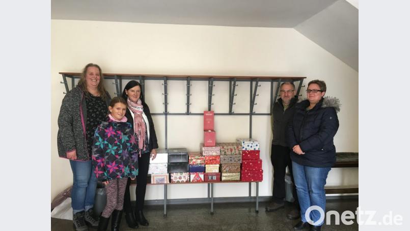 Ganz 21 Päckchen sammeln die Mitglieder des Jugendheimvereins für die Aktion &quot;Weihnachten im Schuhkarton&quot;. Bild: exb