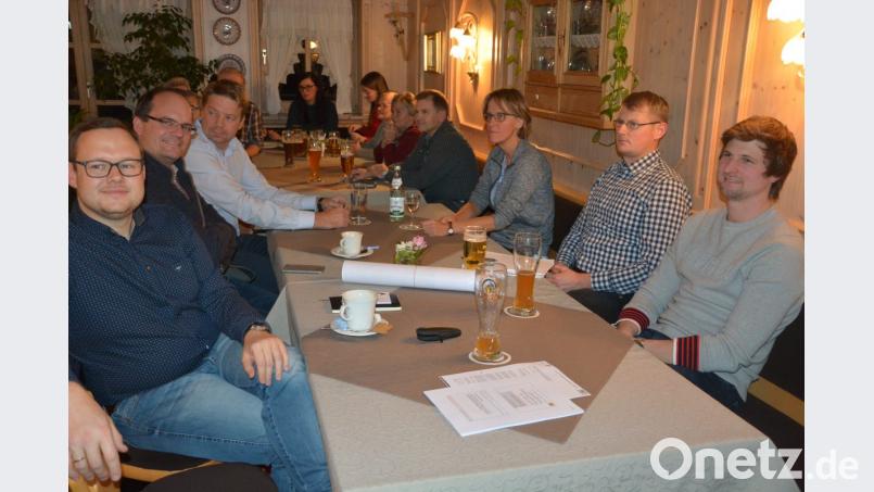 Rund 20 Bürger waren zur Informationsversammlung ins Gasthaus Sommer gekommen. Bild: jr