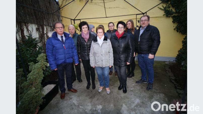 In häuslicher Runde feierte Elisabeth Schaffner (Bildmitte) ihren 80. Geburtstag nach. Im Namen der Stadt gratulierten (von links) Bürgermeister Werner Walberer und Seniorenbeauftragter Albert Butscher. Bild: bjp Bild: bjp