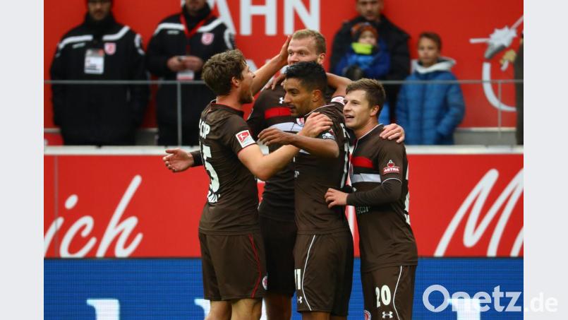 Jubel nach dem 1:0 für FC St. Pauli durch Henk Veerman (zweiter v. li.). Bild: Jahn Regensburg