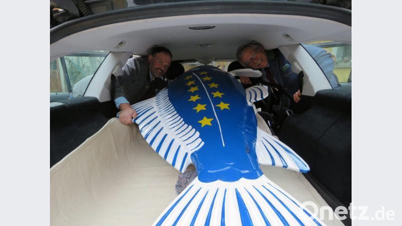 Na, geht doch. Mit vereinten Kräften haben ihn Thomas Beer und Bernhard Feneis ins Auto gezogen. Bild: ubb