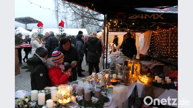 Der Adventsmarkt in Unterrehberg stößt auf große Resonanz. Die Anbieter haben viel im Sortiment. Bild: pi