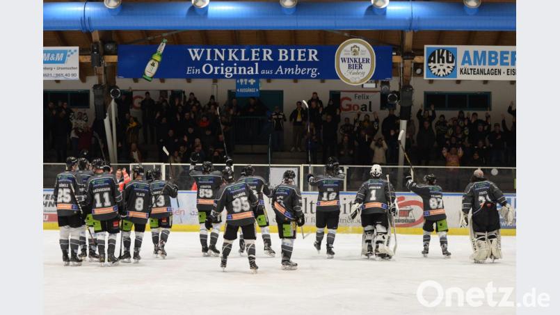 Die Spieler des ERSC Amberg feiern mit ihren Fans ein erfolgreiches Wochenende. Im Heimspiel am Freitagabend bejubelten die Löwen einen 8:2-Sieg gegen den EC Pfaffenhofen (Bild), am Sonntag gab es beim ESC Vilshofen einen 4:3-Sieg in der Verlängerung. Bild: brü