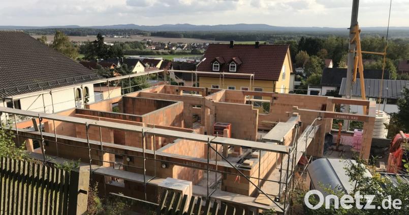 Es ist eine heikle Angelegenheit, wenn viele Monate ins Land ziehen, bis ein Bauantrag im Landratsamt seinen Segen bekommt. Dass sich das nicht immer vermeiden lässt, liegt auch am Personalmangel in der Kreisbehörde. Bild: Tietz